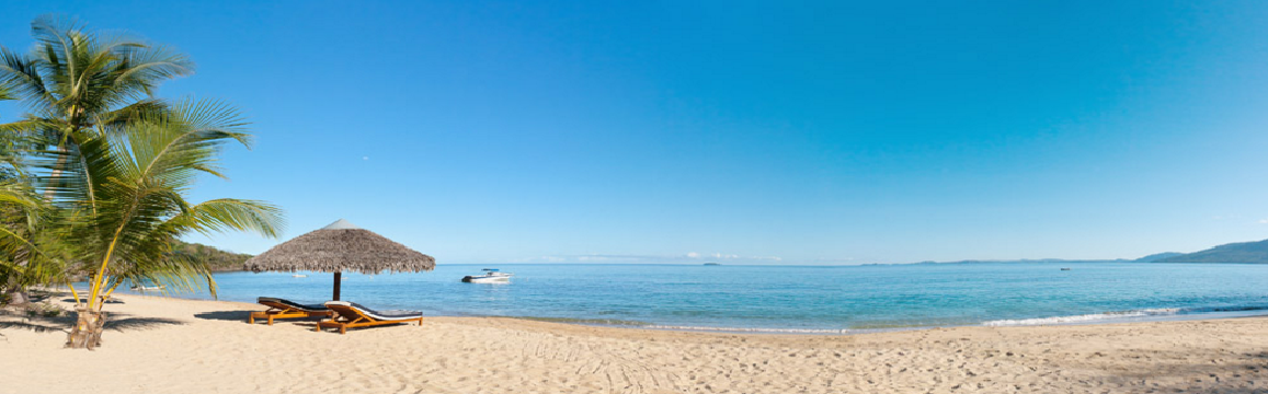 深圳蓝宝石海景酒店位于中国 八大海岸之一的大鹏半岛最南部南澳,位置倚山傍海,风光旖旎;与香港平洲岛隔海相望。蓝宝石海景酒店是一家星级海景休闲度假酒店。店内采用低碳、环保、绿色的设计理念,建筑风格完美展现了海洋风情。客房装饰材料全部采用 原木家具,彰显身份档次的与众不同,是您招待贵宾、宾朋聚会、居家旅行、共度蜜月的上选之地。酒店不提供发票。